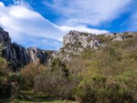 Der Weg führt auf eine Schlucht zu